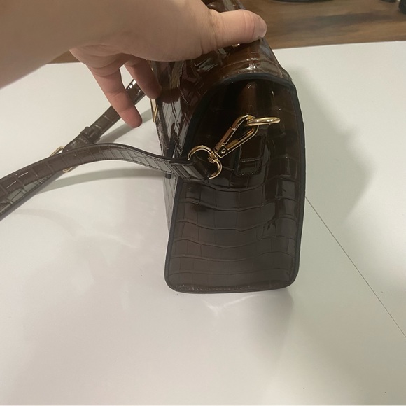 Brown faux crocodile crossbody handbag - Picture 3 of 8